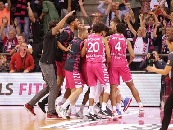 Jubel nach dem Sieg: Telekom Baskets Bonn gewinnen vs. ratiopharm Ulm easyCredit BBL 1. Bundesliga , Saison 2021 2022 , Hauptrunde 2. Spieltag