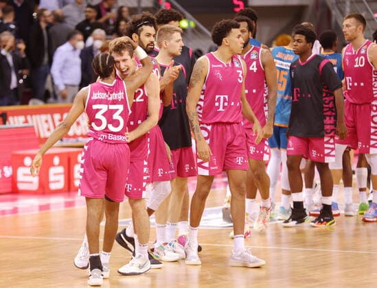 Jubel nach dem Sieg: Skyler Bowlin , Parker Jackson-Cartwright Telekom Baskets Bonn gewinnen vs. ratiopharm Ulm easyCredit BBL 1. Bundesliga , Saison 2021 2022 , Hauptrunde 2. Spieltag