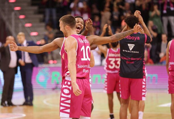 Jubel nach dem Sieg: Justin Gorham, Saulius Kulvietis Telekom Baskets Bonn gewinnen vs. ratiopharm Ulm easyCredit BBL 1. Bundesliga , Saison 2021 2022 , Hauptrunde 2. Spieltag