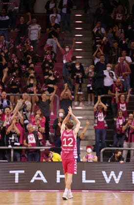 Jubel nach dem Sieg: Skyler Bowlin Telekom Baskets Bonn gewinnen vs. ratiopharm Ulm easyCredit BBL 1. Bundesliga , Saison 2021 2022 , Hauptrunde 2. Spieltag