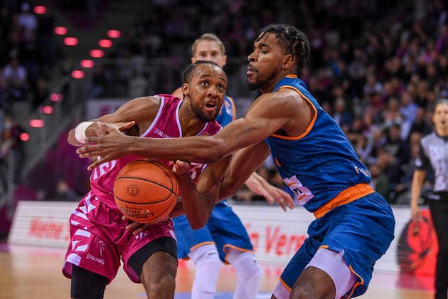 easyCredit BBL, Telekom Baskets Bonn vs. ratiopharm ulm, 29.09.2021 Parker Jackson-Cartwright (Telekom Baskets Bonn, 33), Justin Simon (ratiopharm ulm, 8), easyCredit BBL, Telekom Baskets Bonn vs. ratiopharm ulm am 29.09.2021 im Telekom Dome Bonn, Bonn (Nordrhein-Westfalen) Copyright: xBEAUTIFULxSPORTS Mueller-Laschetx