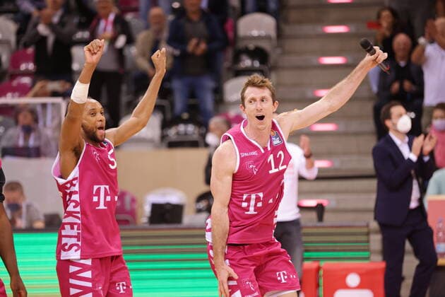 Jubel nach dem Sieg: Skyler Bowlin, Parker Jackson-Cartwright Telekom Baskets Bonn gewinnen vs. ratiopharm Ulm easyCredit BBL 1. Bundesliga , Saison 2021 2022 , Hauptrunde 2. Spieltag
