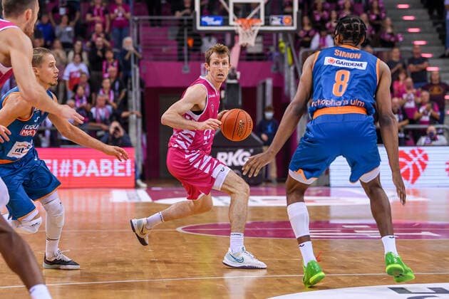 easyCredit BBL, Telekom Baskets Bonn vs. ratiopharm ulm, 29.09.2021 Skyler Bowlin (Telekom Baskets Bonn, 12), Justin Simon (ratiopharm ulm, 8), easyCredit BBL, Telekom Baskets Bonn vs. ratiopharm ulm am 29.09.2021 im Telekom Dome Bonn, Bonn (Nordrhein-Westfalen) Copyright: xBEAUTIFULxSPORTS Mueller-Laschetx