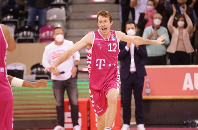 Jubel nach dem Sieg: Skyler Bowlin Telekom Baskets Bonn gewinnen vs. ratiopharm Ulm easyCredit BBL 1. Bundesliga , Saison 2021 2022 , Hauptrunde 2. Spieltag