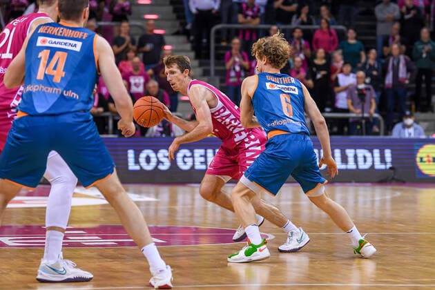easyCredit BBL, Telekom Baskets Bonn vs. ratiopharm ulm, 29.09.2021 Skyler Bowlin (Telekom Baskets Bonn, 12), Per Günther (ratiopharm ulm, 6), easyCredit BBL, Telekom Baskets Bonn vs. ratiopharm ulm am 29.09.2021 im Telekom Dome Bonn, Bonn (Nordrhein-Westfalen) Copyright: xBEAUTIFULxSPORTS Mueller-Laschetx