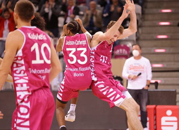Jubel nach dem Sieg: Skyler Bowlin, Parker Jackson-Cartwright Telekom Baskets Bonn gewinnen vs. ratiopharm Ulm easyCredit BBL 1. Bundesliga , Saison 2021 2022 , Hauptrunde 2. Spieltag