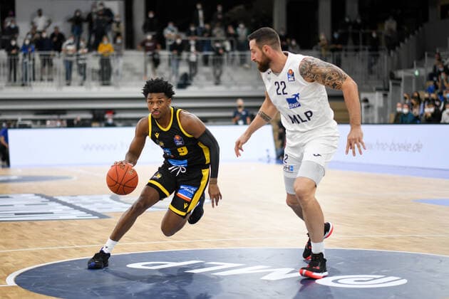 Jaylen Hands (MHP Riesen Ludwigsburg) im Zweikampf mit Philipp Heyden (Academics Heidelberg), GER, Academics Heidelberg vs. MHP Riesen Ludwigsburg, 29.09.2021, 2. Spieltag easycredit Basketball Bundesliga, Spielzeit 2021 2022. GER, Academics Heidelberg vs. MHP Riesen Ludwigsburg, 29.09.2021, 2. Spieltag easycredit Basketball Bundesliga, Spielzeit 2021 2022 Heidelberg Copyright: xEibner MichaelxMemmlerx EP_MMR