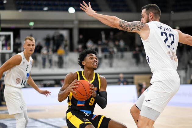 Jaylen Hands (MHP Riesen Ludwigsburg) im Zweikampf mit Philipp Heyden (Academics Heidelberg), GER, Academics Heidelberg vs. MHP Riesen Ludwigsburg, 29.09.2021, 2. Spieltag easycredit Basketball Bundesliga, Spielzeit 2021 2022. GER, Academics Heidelberg vs. MHP Riesen Ludwigsburg, 29.09.2021, 2. Spieltag easycredit Basketball Bundesliga, Spielzeit 2021 2022 Heidelberg Copyright: xEibner MichaelxMemmlerx EP_MMR