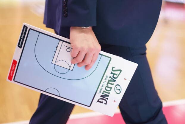 Co-Trainer Joonas Iisalo mit Taktik-Borad vor dem Spiel Telekom Baskets Bonn vs. ratiopharm Ulm easyCredit BBL 1. Bundesliga , Saison 2021 2022 , Hauptrunde 2. Spieltag