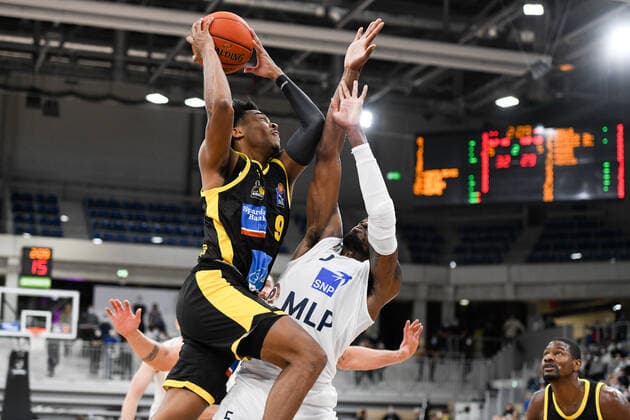 Jaylen Hands (MHP Riesen Ludwigsburg) am Korb gegen Shyron Ely (Academics Heidelberg), ER, Academics Heidelberg vs. MHP Riesen Ludwigsburg, 29.09.2021, 2. Spieltag easycredit Basketball Bundesliga, Spielzeit 2021 2022. GER, Academics Heidelberg vs. MHP Riesen Ludwigsburg, 29.09.2021, 2. Spieltag easycredit Basketball Bundesliga, Spielzeit 2021 2022 Heidelberg Copyright: xEibner MichaelxMemmlerx EP_MMR
