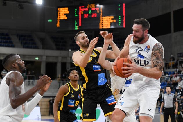 Jonas Wohlfarth-Bottermann (MHP Riesen Ludwigsburg), im Vordergrund am Ball Philipp Heyden (Academics Heidelberg), GER, Academics Heidelberg vs. MHP Riesen Ludwigsburg, 29.09.2021, 2. Spieltag easycredit Basketball Bundesliga, Spielzeit 2021 2022. GER, Academics Heidelberg vs. MHP Riesen Ludwigsburg, 29.09.2021, 2. Spieltag easycredit Basketball Bundesliga, Spielzeit 2021 2022 Heidelberg Copyright: xEibner MichaelxMemmlerx EP_MMR