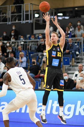 David Walker (MHP Riesen Ludwigsburg) im Zweikampf mit Shyron Ely (Academics Heidelberg), GER, Academics Heidelberg vs. MHP Riesen Ludwigsburg, 29.09.2021, 2. Spieltag easycredit Basketball Bundesliga, Spielzeit 2021 2022. GER, Academics Heidelberg vs. MHP Riesen Ludwigsburg, 29.09.2021, 2. Spieltag easycredit Basketball Bundesliga, Spielzeit 2021 2022 Heidelberg Copyright: xEibner MichaelxMemmlerx EP_MMR