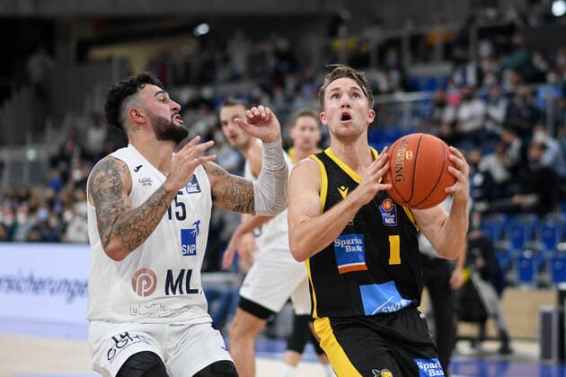 Jordan Hulls (MHP Riesen Ludwigsburg) im Zweikampf mit Jordan Geist (Academics Heidelberg), GER, Academics Heidelberg vs. MHP Riesen Ludwigsburg, 29.09.2021, 2. Spieltag easycredit Basketball Bundesliga, Spielzeit 2021 2022. GER, Academics Heidelberg vs. MHP Riesen Ludwigsburg, 29.09.2021, 2. Spieltag easycredit Basketball Bundesliga, Spielzeit 2021 2022 Heidelberg Copyright: xEibner MichaelxMemmlerx EP_MMR