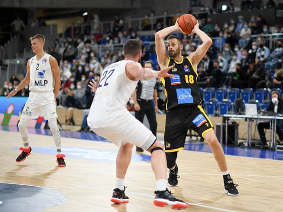 Jonas Wohlfarth-Bottermann (MHP Riesen Ludwigsburg) im Zweikampf mit Philipp Heyden (Academics Heidelberg), GER, Academics Heidelberg vs. MHP Riesen Ludwigsburg, 29.09.2021, 2. Spieltag easycredit Basketball Bundesliga, Spielzeit 2021 2022. GER, Academics Heidelberg vs. MHP Riesen Ludwigsburg, 29.09.2021, 2. Spieltag easycredit Basketball Bundesliga, Spielzeit 2021 2022 Heidelberg Copyright: xEibner MichaelxMemmlerx EP_MMR