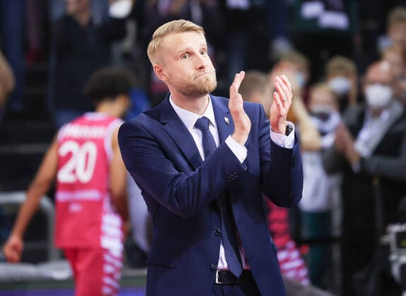 Lisalo Tuomas (TB Bonn Trainer) nach dem Sieg gegen Ulm, Telekom Baskets Bonn vs. Ratiopharm Ulm, Basketball, 1. Easy Credit- Bundesliga, 2. Spieltag, 29.09.2021, Telekom Baskets Bonn vs. Ratiopharm Ulm, Basketball, 1. Easy Credit- Bundesliga, 2. Spieltag, 29.09.2021, Foto: EIBNER Joerg Niebergall Bonn Copyright: xJoergxNiebergall Eibner-Pressefox EP_JNL