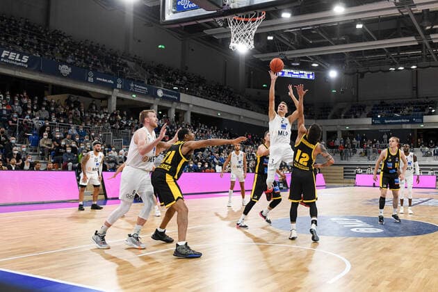 Niklas Wuerzner (Academics Heidelberg) am Korb gegen Jonah Radebaugh (MHP Riesen Ludwigsburg), Tremmell Darden (MHP Riesen Ludwigsburg), GER, Academics Heidelberg vs. MHP Riesen Ludwigsburg, 29.09.2021, 2. Spieltag easycredit Basketball Bundesliga, Spielzeit 2021 2022. GER, Academics Heidelberg vs. MHP Riesen Ludwigsburg, 29.09.2021, 2. Spieltag easycredit Basketball Bundesliga, Spielzeit 2021 2022 Heidelberg Copyright: xEibner MichaelxMemmlerx EP_MMR