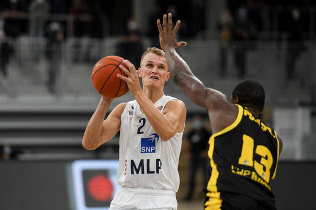 Niklas Wuerzner (Academics Heidelberg) im Zweikampf mit Yorman Polas Bartolo (MHP Riesen Ludwigsburg), GER, Academics Heidelberg vs. MHP Riesen Ludwigsburg, 29.09.2021, 2. Spieltag easycredit Basketball Bundesliga, Spielzeit 2021 2022. GER, Academics Heidelberg vs. MHP Riesen Ludwigsburg, 29.09.2021, 2. Spieltag easycredit Basketball Bundesliga, Spielzeit 2021 2022 Heidelberg Copyright: xEibner MichaelxMemmlerx EP_MMR