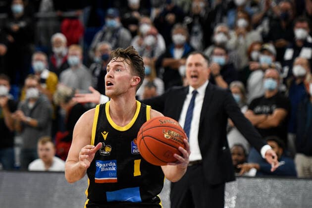 Jordan Hulls (MHP Riesen Ludwigsburg) am Ball, dahinter Branislav Ignjatovic (Academics Heidelberg, Headcoach), GER, Academics Heidelberg vs. MHP Riesen Ludwigsburg, 29.09.2021, 2. Spieltag easycredit Basketball Bundesliga, Spielzeit 2021 2022. GER, Academics Heidelberg vs. MHP Riesen Ludwigsburg, 29.09.2021, 2. Spieltag easycredit Basketball Bundesliga, Spielzeit 2021 2022 Heidelberg Copyright: xEibner MichaelxMemmlerx EP_MMR