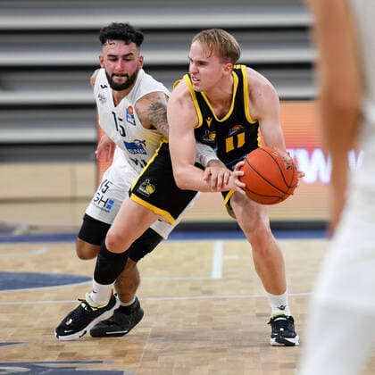 Lukas Herzog (MHP Riesen Ludwigsburg) im Zweikampf mit Jordan Geist (Academics Heidelberg), GER, Academics Heidelberg vs. MHP Riesen Ludwigsburg, 29.09.2021, 2. Spieltag easycredit Basketball Bundesliga, Spielzeit 2021 2022. GER, Academics Heidelberg vs. MHP Riesen Ludwigsburg, 29.09.2021, 2. Spieltag easycredit Basketball Bundesliga, Spielzeit 2021 2022 Heidelberg Copyright: xEibner MichaelxMemmlerx EP_MMR