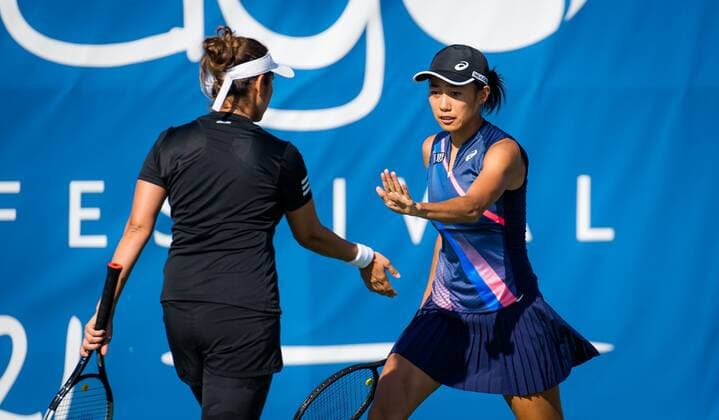Mandatory Credit: Photo by Rob Prange Shutterstock (12471255dq) Coco Vandeweghe & Caroline Dolehide of the United States playing doubles at the 2021 Chicago Fall Tennis Classic WTA, Tennis Damen 500 tennis tournament Chicago Fall Tennis Classic 2021, Tennis, Chicago, USA - 29 Sep 2021 Chicago Fall Tennis Classic 2021, Tennis, Chicago, USA - 29 Sep 2021  Copyright: xRobxPrange Shutterstockx 12471255dq