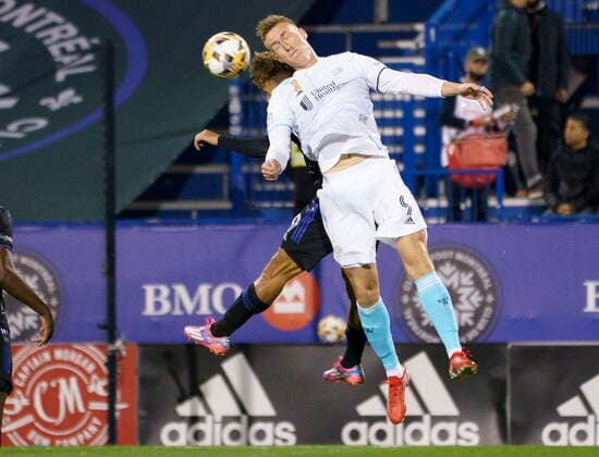 September 29, 2021, Montreal, PQ, Canada: New England Revolution forward Adam Buksa heads the ball away form CF Montreal defender Zorhan Bassong during first half MLS, Fussball Herren, USA action in Montreal on Wednesday, September 29, 2021. Adam Buksa Zorhan Bassong  - ZUMAc35_ 20210929_zaf_c35_084 Copyright: xPaulxChiassonx