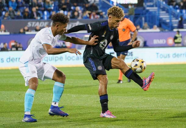 September 29, 2021, Montreal, PQ, Canada: CF Montreal defender Zorhan Bassong kicks the ball away from New England Revolution midfielder Brandon Bye during first half MLS, Fussball Herren, USA action in Montreal on Wednesday, September 29, 2021. Zorhan Bassong Brandon Bye  - ZUMAc35_ 20210929_zaf_c35_087 Copyright: xPaulxChiassonx