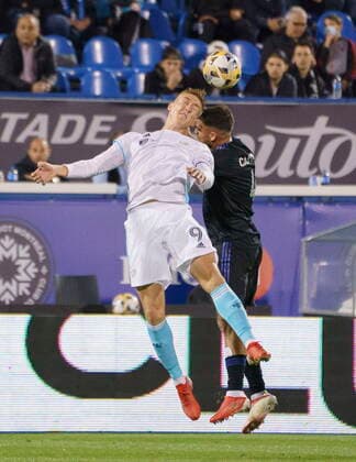 September 29, 2021, Montreal, PQ, Canada: New England Revolution forward Adam Buksa heads the ball away from CF Montreal defender Rudy Camacho during first half MLS, Fussball Herren, USA action in Montreal on Wednesday, September 29, 2021. Rudy Camacho Adam Buksa  - ZUMAc35_ 20210929_zaf_c35_089 Copyright: xPaulxChiassonx