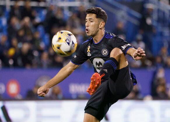September 29, 2021, Montreal, PQ, Canada: CF Montreal midfielder Joaquin Torres kicks the ball as they face the New England Revolution during first half MLS, Fussball Herren, USA action in Montreal on Wednesday, September 29, 2021. Joaquin Torres  - ZUMAc35_ 20210929_zaf_c35_095 Copyright: xPaulxChiassonx
