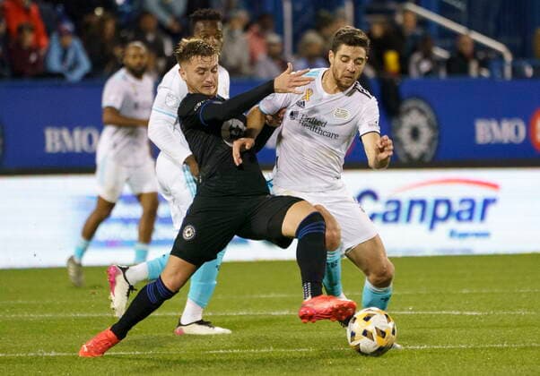 September 29, 2021, Montreal, PQ, Canada: CF Montro al midfielder Djordje Mihailovic battles for the ball against New England Revolution midfielder Matt Polster during second half MLS, Fussball Herren, USA action in Montreal on Wednesday, September 29, 2021. Djordje Mihailovic Matt Polster  - ZUMAc35_ 20210929_zaf_c35_125 Copyright: xPaulxChiassonx