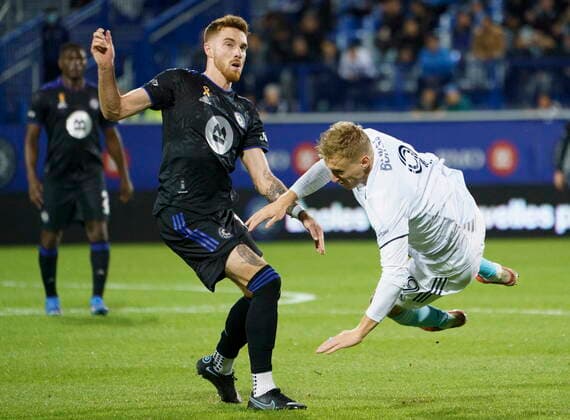 September 29, 2021, Montreal, PQ, Canada: New England Revolution forward Adam Buksa falls after colliding with CF Montro al defender Joel Waterman during second half MLS, Fussball Herren, USA action in Montreal on Wednesday, September 29, 2021. Joel Waterman Adam Buksa  - ZUMAc35_ 20210929_zaf_c35_129 Copyright: xPaulxChiassonx