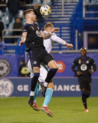 September 29, 2021, Montreal, PQ, Canada: CF Montro al defender Joel Waterman heads the ball away from New England Revolution forward Adam Buksa during second half MLS, Fussball Herren, USA action in Montreal on Wednesday, September 29, 2021. Joel Waterman Adam Buksa  - ZUMAc35_ 20210929_zaf_c35_136 Copyright: xPaulxChiassonx