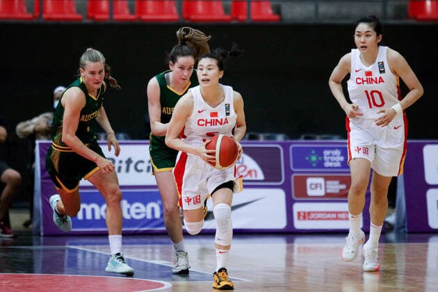 (210930) -- AMMAN, Sept. 30, 2021 -- Wang Siyu of China (2nd R) tries to pass the ball during the FIBA Women s Asia Cup 2021 Group B basketball match between China and Australia in Amman, capital of Jordan, Sept. 29, 2021. (Photo by Mohammad Abu Ghosh Xinhua) (SP)JORDAN-AMMAN-FIBA WOMEN S ASIA CUP 2021-CHN VS AUS JixZe 
