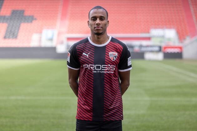2.BL; FC Ingolstadt 04 - Portraitshooting, Mannschaftsfoto, Yassin Ben Balla (28, FCI) 2. Bundesliga - FC Ingolstadt 04 Saison 2021 2022