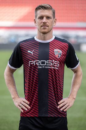 2.BL; FC Ingolstadt 04 - Portraitshooting, Mannschaftsfoto, Denis Linsmayer (23, FCI) 2. Bundesliga - FC Ingolstadt 04 Saison 2021 2022