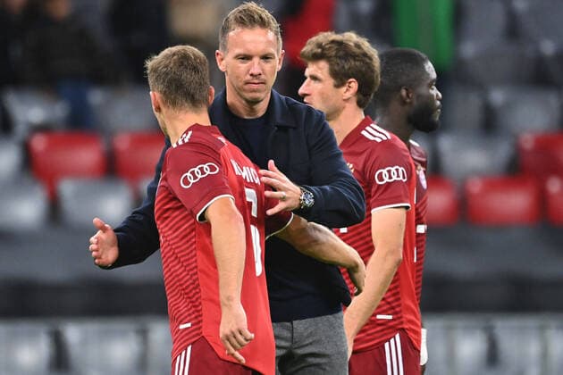 Trainer Julian NAGELSMANN (Bayern Muenchen) mit Joshua KIMMICH (Bayern Muenchen) nach Spielende,re:Thomas MUELLER (MÜLLER,Bayern Muenchen), Dayot UPAMECANO (Bayern Muenchen). FC Bayern Muenchen-Dynamo Kiew 5-0 Fussball Champions League,Gruppe E, 2.Spieltag am 29.09.2021. A L L I A N Z A R E N A.