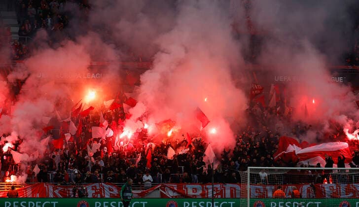 30.09.2021, Fussball, Europa League, 2021 - 2022, Royal Antwerpen - Eintracht Frankfurt, BEL, Antwerpen, Bosuilstadion Bild: v. li. Pyro, Pyrotechnik, Rauchtöpfe, Bengalos, im Antwerpener Block Copyright: HMBxMedia xHeikoxBecker