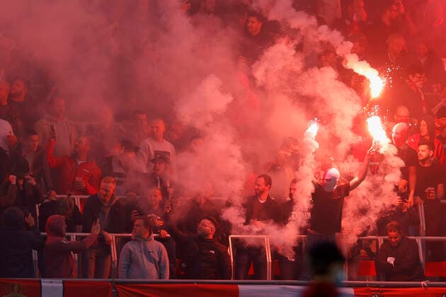 30.09.2021, Fussball, Europa League, 2021 - 2022, Royal Antwerpen - Eintracht Frankfurt, BEL, Antwerpen, Bosuilstadion Bild: v. li. Pyro, Pyrotechnik, Rauchtöpfe, Bengalos, im Antwerpener Block Copyright: HMBxMedia xHeikoxBecker