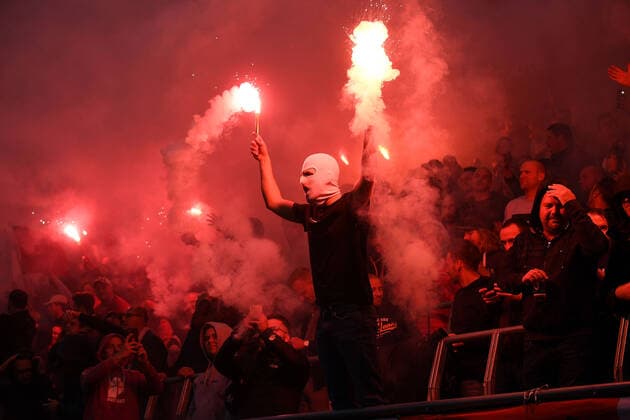 30.09.2021, xjhx, Fussball UEFA Europa League, Royal Antwerpen - Eintracht Frankfurt emspor, v.l. Fans RSC Antwerpen zuenden Pyrotechnik, Bengalos, Boeller (DFL DFB REGULATIONS PROHIBIT ANY USE OF PHOTOGRAPHS as IMAGE SEQUENCES and or QUASI-VIDEO) Antwerpen