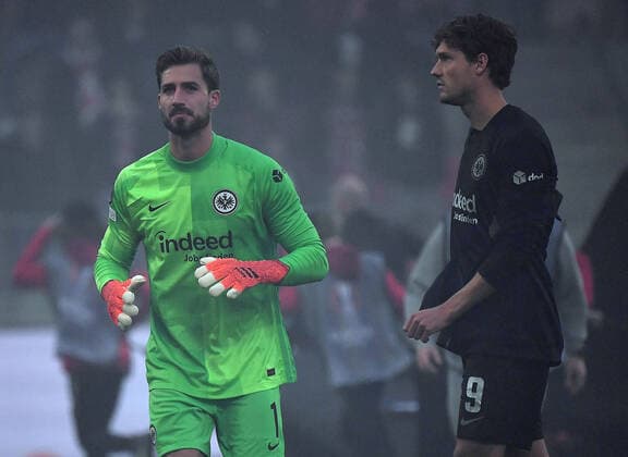 30.09.2021, xjhx, Fussball UEFA Europa League, Royal Antwerpen - Eintracht Frankfurt emspor, v.l. Kevin Trapp (Eintracht Frankfurt) Sam Lammers (Eintracht Frankfurt) im Nebel (DFL DFB REGULATIONS PROHIBIT ANY USE OF PHOTOGRAPHS as IMAGE SEQUENCES and or QUASI-VIDEO) Antwerpen