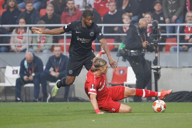 30.09.2021, Fussball, Europa League, 2021 - 2022, Royal Antwerpen - Eintracht Frankfurt, BEL, Antwerpen, Bosuilstadion Bild: v. li. Almamy Toure (Eintracht Frankfurt) und Viktor Fischer (Royal Antwerpen FC) Copyright: HMBxMedia xHeikoxBecker