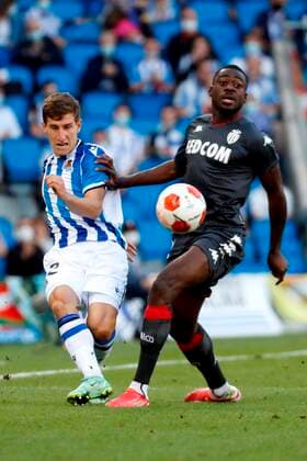 Real Sociedad s defender Aihen Munoz (L) in action against Monaco s midfielder Youssouf Fofana (R) during the UEFA Europa League group B soccer match between Real Sociedad and AS Monaco at Reale Arena stadium in San Sebastian, Basque Country, Spain, 30 September 2021. Real Sociedad - AS Monaco !ACHTUNG: NUR REDAKTIONELLE NUTZUNG!  Copyright: xJavierxEtxezarretax GRAF2362 20210930-1a9ff0548f93e2c5a4bf500853c89eebc46a1989