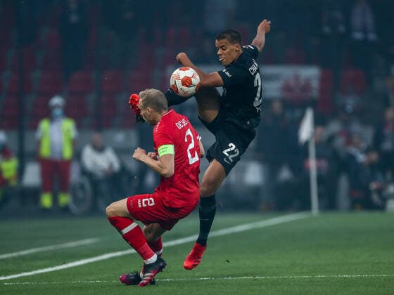 Sport Bilder des Tages Timothy Chandler (Eintracht Frankfurt, 22) im Zweikampf gegen Ritchie De Laet (Royal Antwerpen FC, 02), BEL, Royal Antwerp Antwerpen FC vs. Eintracht Frankfurt, UEFA Europa League - Gruppe D, Gruppenphase, Spielzeit 2021 2022, 30.09.2021, , DFB DFL regulations prohibit any use of photographs as image sequences and or quasi-video., BEL, Royal Antwerp Antwerpen FC vs. Eintracht Frankfurt, UEFA Europa League - Gruppe D, Gruppenphase, Spielzeit 2021 2022, 30.09.2021 Antwerpen Copyright: xEibner-Pressefoto GabrielxBoiax EP_GBA
