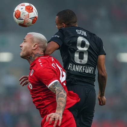 Djibril Sow (Eintracht Frankfurt, 08) am Ball, in Aktion BEL, Royal Antwerp Antwerpen FC vs. Eintracht Frankfurt, UEFA Europa League - Gruppe D, Gruppenphase, Spielzeit 2021 2022, 30.09.2021, , DFB DFL regulations prohibit any use of photographs as image sequences and or quasi-video., BEL, Royal Antwerp Antwerpen FC vs. Eintracht Frankfurt, UEFA Europa League - Gruppe D, Gruppenphase, Spielzeit 2021 2022, 30.09.2021 Antwerpen Copyright: xEibner-Pressefoto GabrielxBoiax EP_GBA