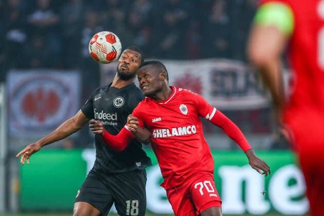 Almamy Toure (Eintracht Frankfurt, 18) im Zweikampf gegen Ally Samatta (Royal Antwerpen FC, 45), BEL, Royal Antwerp Antwerpen FC vs. Eintracht Frankfurt, UEFA Europa League - Gruppe D, Gruppenphase, Spielzeit 2021 2022, 30.09.2021, , DFB DFL regulations prohibit any use of photographs as image sequences and or quasi-video., BEL, Royal Antwerp Antwerpen FC vs. Eintracht Frankfurt, UEFA Europa League - Gruppe D, Gruppenphase, Spielzeit 2021 2022, 30.09.2021 Antwerpen Copyright: xEibner-Pressefoto GabrielxBoiax EP_GBA