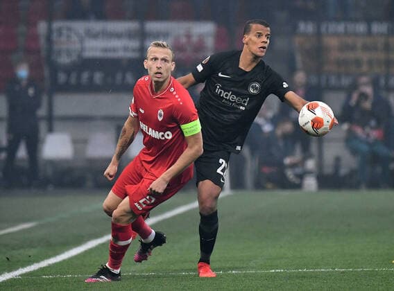 30.09.2021, xjhx, Fussball UEFA Europa League, Royal Antwerpen - Eintracht Frankfurt emspor, v.l. Richie de Laet (Royal Antwerpen) Timothy Chandler (Eintracht Frankfurt) Zweikampf, Aktion, action, battle for the ball (DFL DFB REGULATIONS PROHIBIT ANY USE OF PHOTOGRAPHS as IMAGE SEQUENCES and or QUASI-VIDEO) Antwerpen