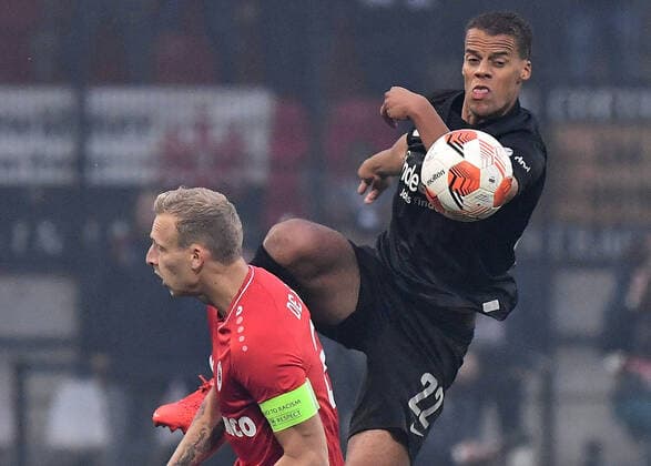 30.09.2021, xjhx, Fussball UEFA Europa League, Royal Antwerpen - Eintracht Frankfurt emspor, v.l. Richie de Laet (Royal Antwerpen) Timothy Chandler (Eintracht Frankfurt) Zweikampf, Aktion, action, battle for the ball (DFL DFB REGULATIONS PROHIBIT ANY USE OF PHOTOGRAPHS as IMAGE SEQUENCES and or QUASI-VIDEO) Antwerpen