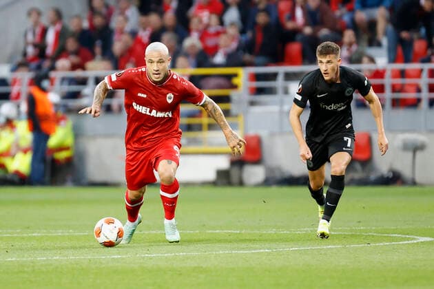 30.09.2021, Fussball, Europa League, 2021 - 2022, Royal Antwerpen - Eintracht Frankfurt, BEL, Antwerpen, Bosuilstadion Bild: v. li. Radja Nainggolan (Royal Antwerpen FC) und Ajdin Hrustic (Eintracht Frankfurt) Copyright: HMBxMedia xHeikoxBecker