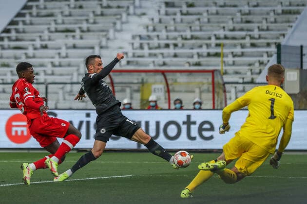 Filip Kostic (Eintracht Frankfurt, 10) am Ball, in Aktion, BEL, Royal Antwerp Antwerpen FC vs. Eintracht Frankfurt, UEFA Europa League - Gruppe D, Gruppenphase, Spielzeit 2021 2022, 30.09.2021, , DFB DFL regulations prohibit any use of photographs as image sequences and or quasi-video., BEL, Royal Antwerp Antwerpen FC vs. Eintracht Frankfurt, UEFA Europa League - Gruppe D, Gruppenphase, Spielzeit 2021 2022, 30.09.2021 Antwerpen Copyright: xEibner-Pressefoto GabrielxBoiax EP_GBA