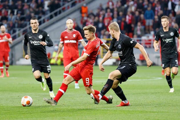 30.09.2021, Fussball, Europa League, 2021 - 2022, Royal Antwerpen - Eintracht Frankfurt, BEL, Antwerpen, Bosuilstadion Bild: v. li. Johannes Eggestein (Royal Antwerpen FC) und Martin Hinteregger (Eintracht Frankfurt) Copyright: HMBxMedia xHeikoxBecker