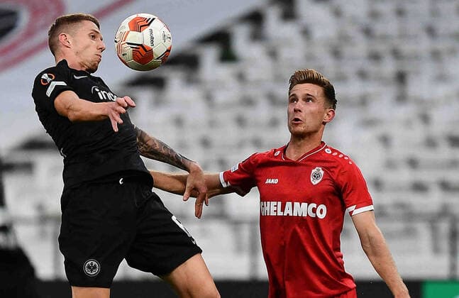 30.09.2021, xjhx, Fussball UEFA Europa League, Royal Antwerpen - Eintracht Frankfurt emspor, v.l. Kristijan Jakic (Eintracht Frankfurt) Johannes Eggestein (Royal Antwerpen) Zweikampf, Aktion, action, battle for the ball (DFL DFB REGULATIONS PROHIBIT ANY USE OF PHOTOGRAPHS as IMAGE SEQUENCES and or QUASI-VIDEO) Antwerpen